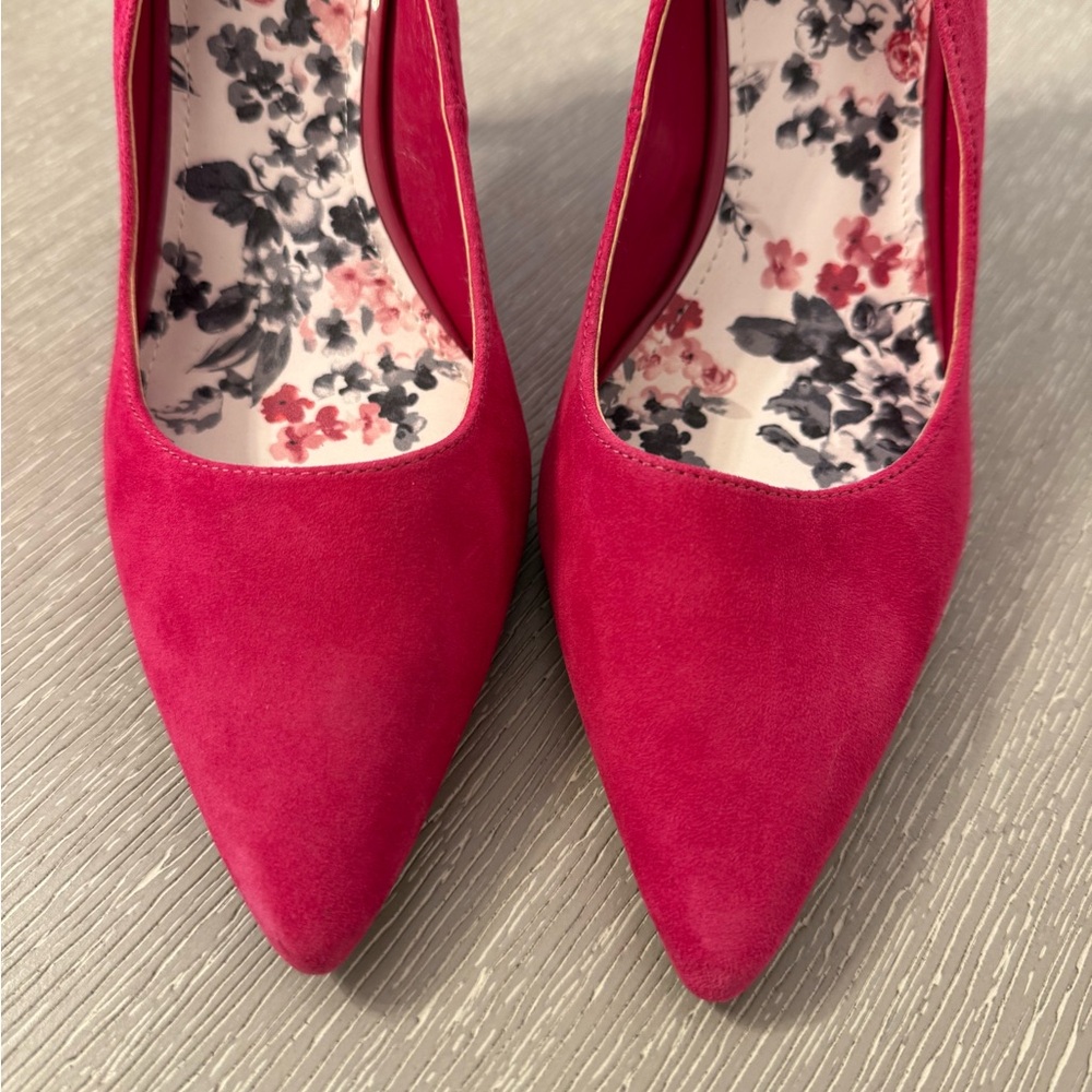 White House Black Market Fuchsia Suede Heels - Picture 4 of 8